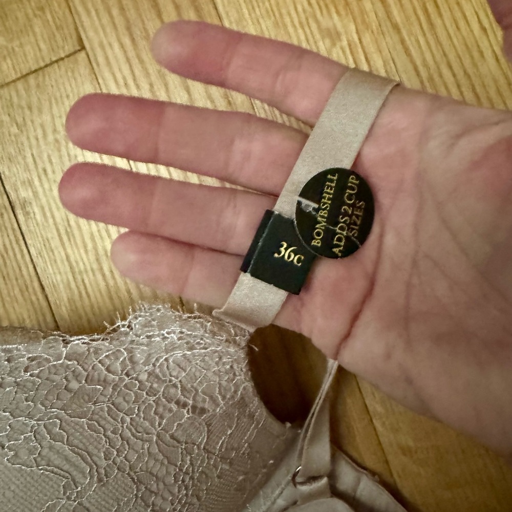 Victoria's Secret Very Sexy Bombshell Bra - Picture 5 of 9